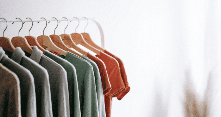 How to style clothing racks for visual merchandising